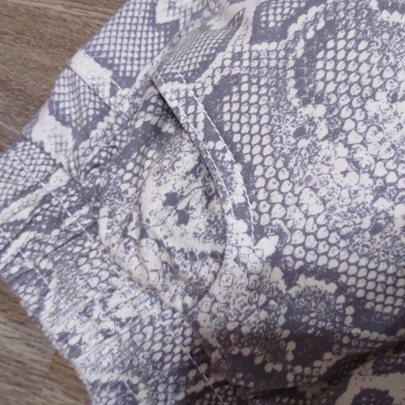 Fresh Prints of Bel-Air shorts animal print Gray - Picture 4 of 10